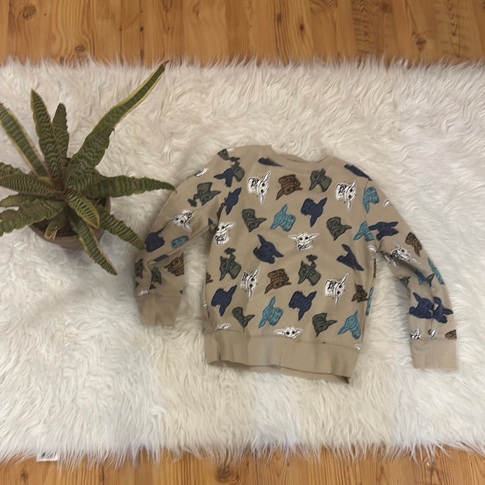 Yoda sweatshirt. Like new. Size 6.